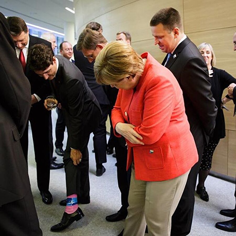 
                                    
                                    Daha önce de Brükseldeki NATO zirvesinde renkli çoraplarıyla Almanya başbakanı Merkel’in de dikkatini çekmişti. 
                                
                                