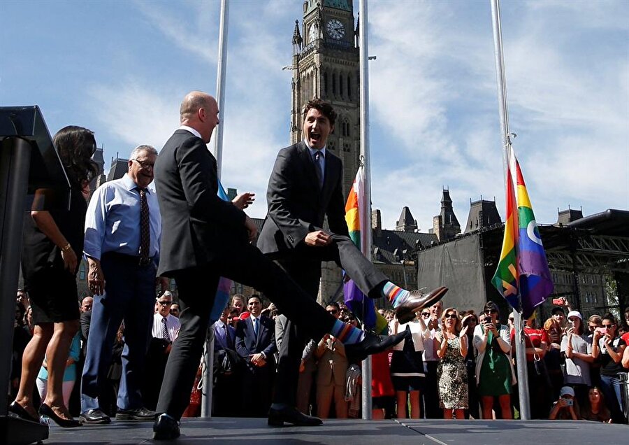 
                                    
                                    Çok sayıda eşcinsel hakları ve LGBT yürüyüşlerinde gökkuşağı renkli çoraplar da giydi.
                                
                                