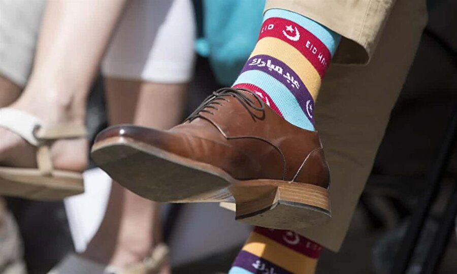 
                                    
                                    Torontodaki bir LGBT yürüyüşü ramazan bayramına denk gelince de üstünde ‘ Ramazan bayramı mübarek olsun ‘  yazılı bir çorapla ilgi odağı oldu.
                                
                                