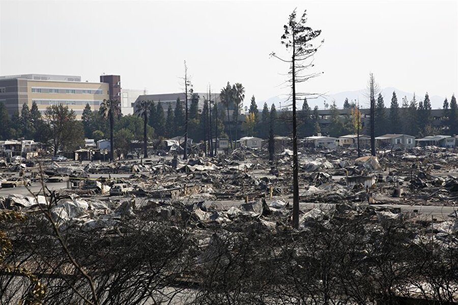 Kaliforniya'daki yangında ölü sayısı 31'e yükseldi
ABD'li yetkililer, Kaliforniya'nın kuzeyindeki yangınlarda hayatını kaybedenlerin sayısının 31'e yükseldiğini, bölgede en az 3 bin 500 ev ve binanın kullanılamaz hale geldiğini belirtti. Yangının 1933'ten beri yaşanan en etkili yangın olduğunu vurgulayan yetkililer, kayıp 400'den fazla kişiden ise hala haber alınamadığını aktardı.