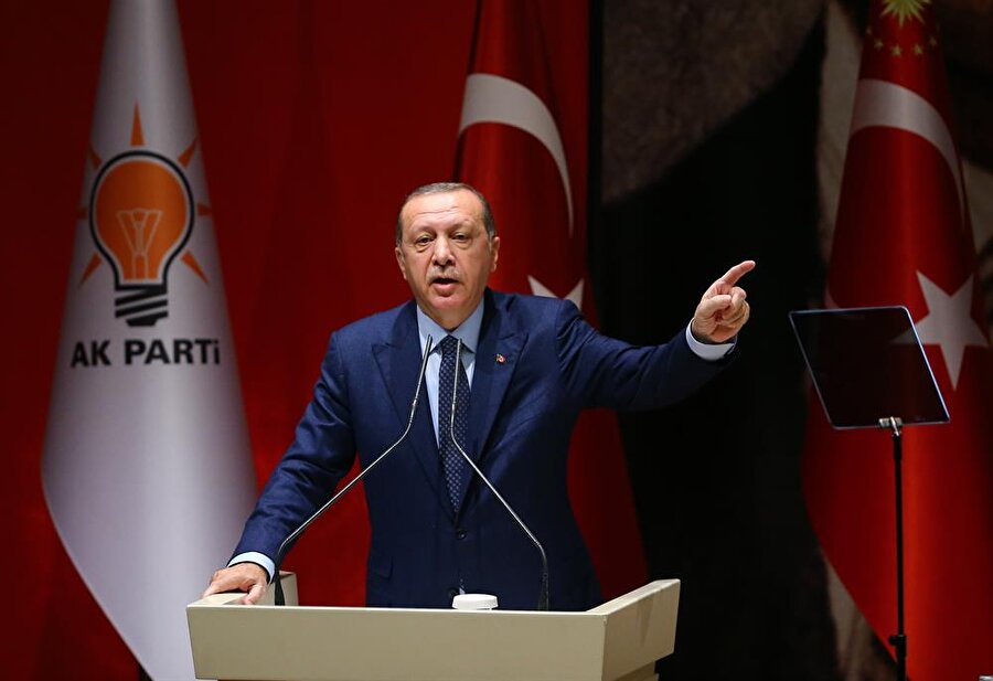 "FETÖ'nün şakirti, PKK'nın yoldaşı, AB'nin 5. kolu kesildiler"
Cumhurbaşkanı ve AK Parti Genel Başkanı Recep Tayyip Erdoğan, partisinin genel merkezinde Genişletilmiş İl Başkanları Toplantısı'nda konuştu. Erdoğan, En anakronik ana muhalefet partisine sahibiz. Tüm kadroları, yabancı devletlerden terör örgütlerine kadar tüm aktörlerin yanındadır. Hemen hesap yapmışlar, "50 milyar zarara girdik krizde" diye. Sözde adalet yürüyüşü yapıyorlar, terör örgütü mensupları ve onlarla beraber olanlarla birlikte. Başımıza adeta, FETÖ'nün şakirti, PKK'nın yoldaşı, AB'nin 5. kolu kesildiler.” dedi.