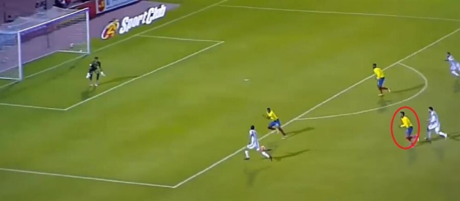 1. Gol: Aimar, Messi'den önde olduğu pozisyonda Arjantinli yıldızı kaçırıyor.

                                    
                                