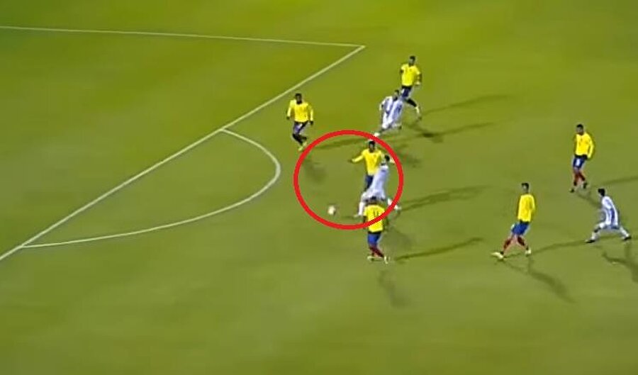 2. Gol: Aimar, Messi'nin attığı golde kolay ve ilginç bir top kaybı yapıyor. Pozisyonun devamında Messi golünü atıyor.

                                    
                                