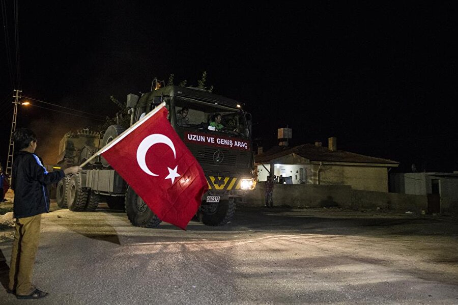 Mehmetçik İdlib’de: Keşif çalışmaları sürüyor
Türkiye, İran ve Rusya ile anlaşma kapsamında İdlib’de çatışmasızlık bölgesi oluşturmak için harekete geçti. İHA'larla havadan Özel kuvvetlerin karadan keşif çalışmalarını tamamlamasının ardından ilk birlikler dün gece İdlib’e gitti.