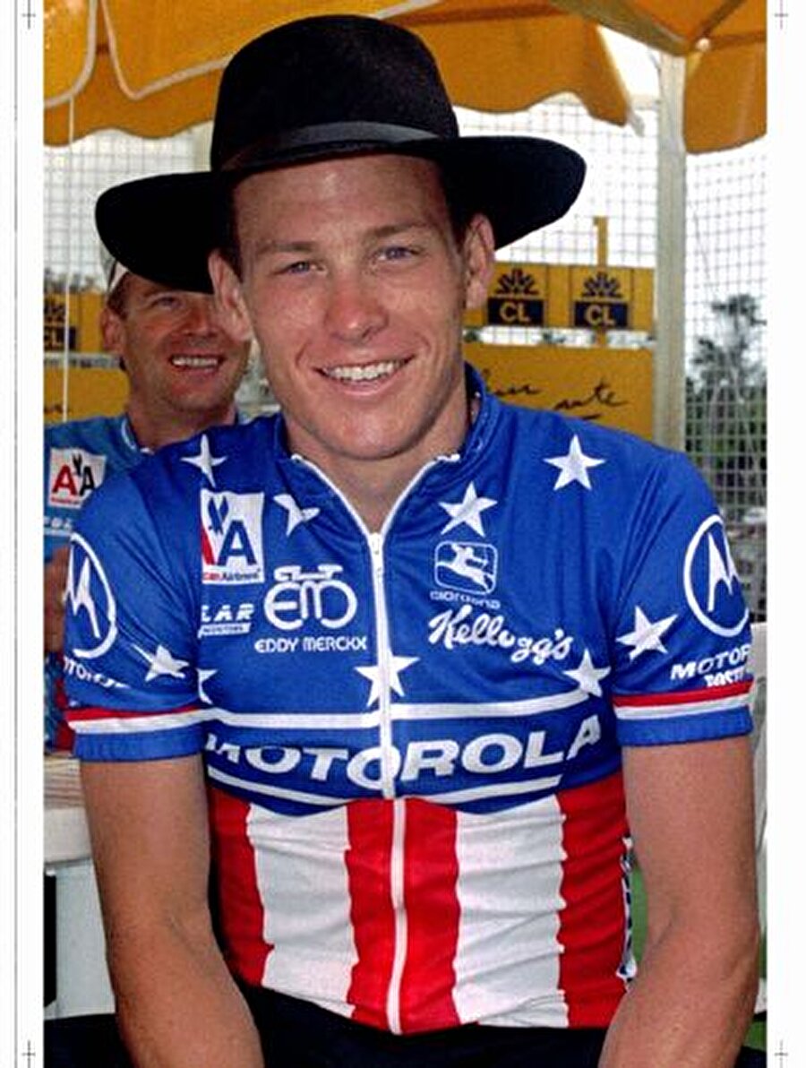 Önce triatlonla uğraşan Armstrong ardından da yol bisikletiyle ilgilendi.
