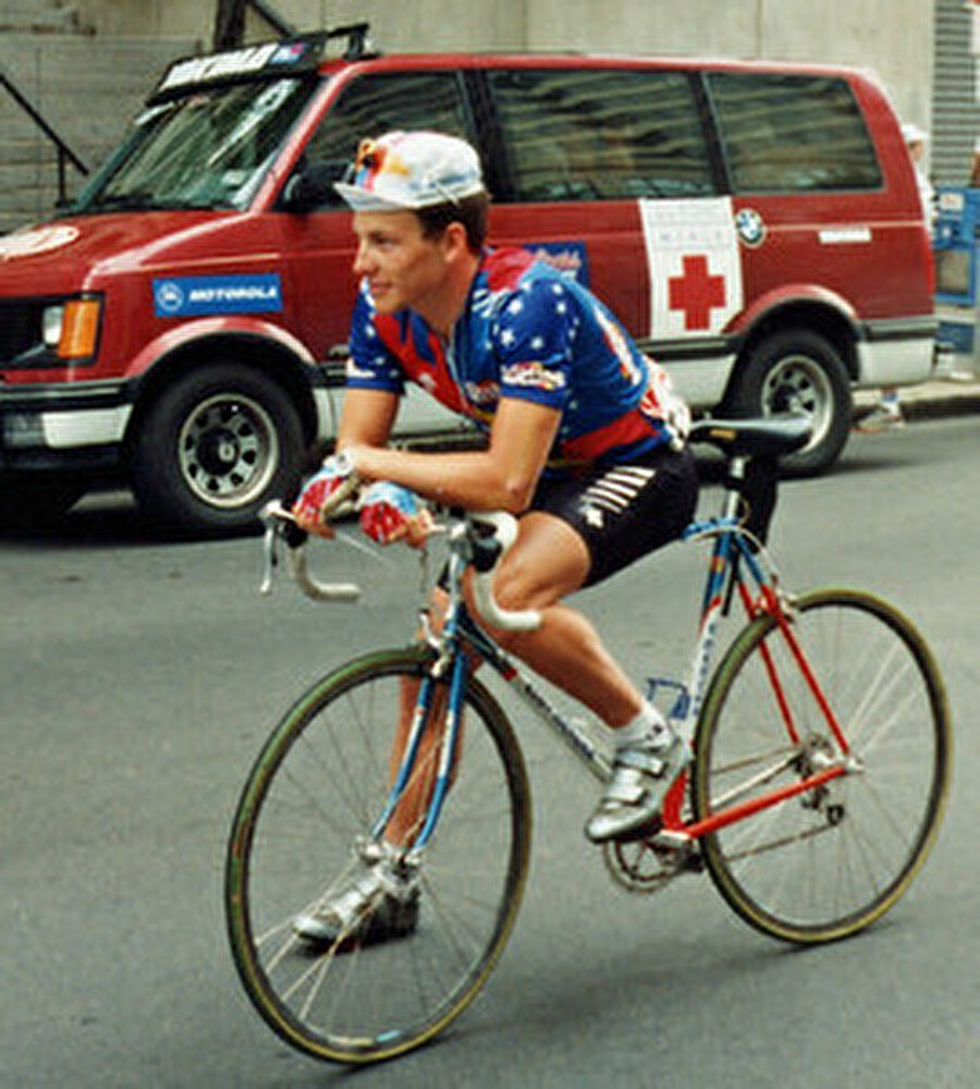 1992'de Barcelona Olimpiyatları'nda yol bisikletinde 14. olan Armstrong böylelikle profesyonelliğe adım attı. 