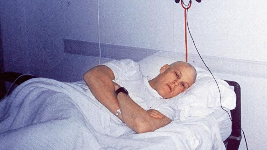 Armstrong, 2 Ekim 1996'da üçüncü aşama testis kanseri olduğunu öğrendi. Kanser kısa sürede Armstrong'un beynine sıçradı. O dönemde uzmanlar, ABD'li bisikletçinin yaşama şansının yüzde 40 olduğunu belirtiyordu. 