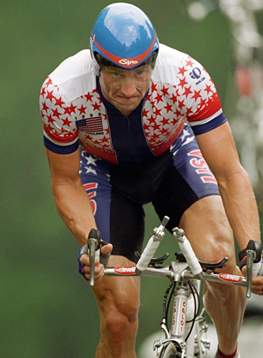 Uzun süre kemoterapi gören Armstrong, 1998'de US Postal Takımı ile anlaştı ve spora döndü.