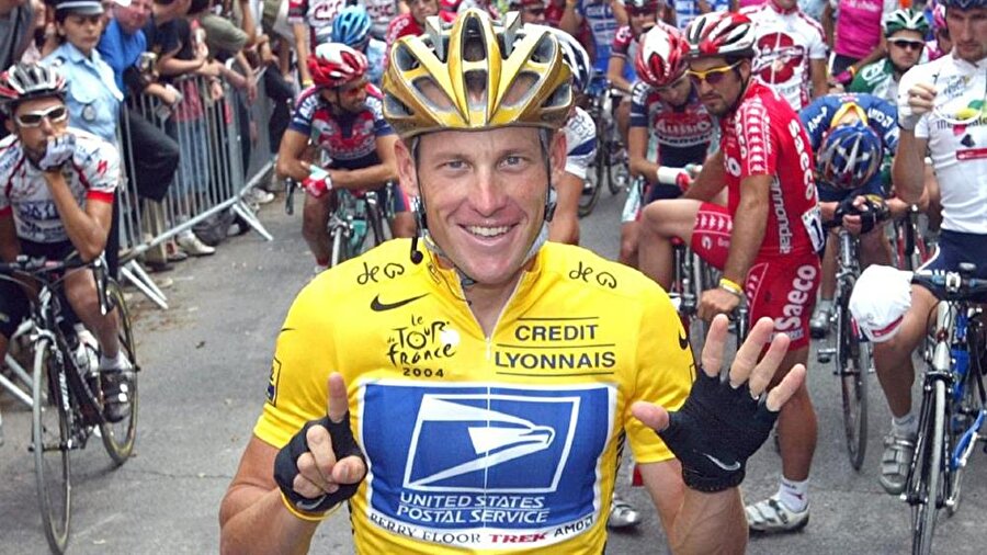 'Sarı mayo' denildiği zaman akla gelen ilk isim olan Armstrong dünya gündemine oturduğu o yıllarda kanser hastalarına destek olmayı da sürdürdü.