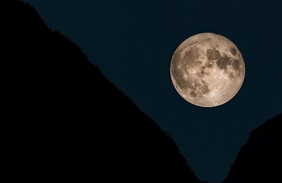 İsveçli bilim adamlarına göre Ay, bir zamanlar (4.36 milyar yıl kadar önce) Dünya'nın bir parçasıydı. 

                                    
                                