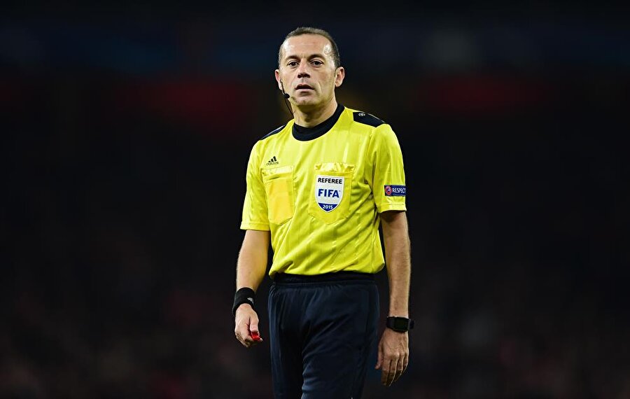 Cüneyt Çakır isyan etti: Vazgeçelim artık

                                    FIFA kokartlı hakem Cüneyt Çakır, son yıllarda hakemler hakkında yapılan eleştiriler ve ‘düdüğünü asmalı’ söylemlerine cevap verdi. Milliyet Gazetesi’nden Cemal Ersen’e özel bir röportaj veren Cüneyt Çakır, her kötü kararın ardından birilerini istifaya davet etmenin doğru olmadığını söyledi ve insan öğütmekten vazgeçilmesi gerektiğini savundu. Türk hakemliğinin altın çağını yaşadığını söyleyen Cüneyt Çakır, dünyada da söz sahibi olduğumuzu belirtti. Cüneyt Çakır ayrıca Avrupa şampiyonu olan Ampute Futbol Milli Takımımızı da gönülden tebrik ettiğini söyledi.
                                