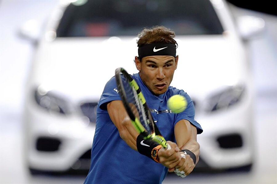 Rafael Nadal finale yükseldi!

                                    Şanghay Masters Tenis Turnuvası'nda mücadele eden tek erkeklerde dünya 1 numarası İspanyol tenisçi Rafael Nadal, Hırvat Marin Cilic'i 2-0 yenerek finale kaldı. Çin'in Şanghay kentinde düzenlenen sert zemin turnuvasında mücadele eden sezonun formda tenisçisi Nadal, dünya 5 numarası Hırvat Cilic ile yarı finalde karşılaştı. Karşılaşmayı 2 saat 11 dakika süren mücadelenin ardından 7-5 ve 7-6'lık setlerle 2-0 kazanan Nadal, bu sezon üst üste 16'ıncı galibiyetini elde etti. Turnuvanın diğer yarı finalinde dünya 2 numarası İsviçreli Roger Federer ile Arjantinli Juan Martin del Potro maça çıkacak. Müsabakanın galibi, yarın finalde Nadal ile karşılaşacak.
                                