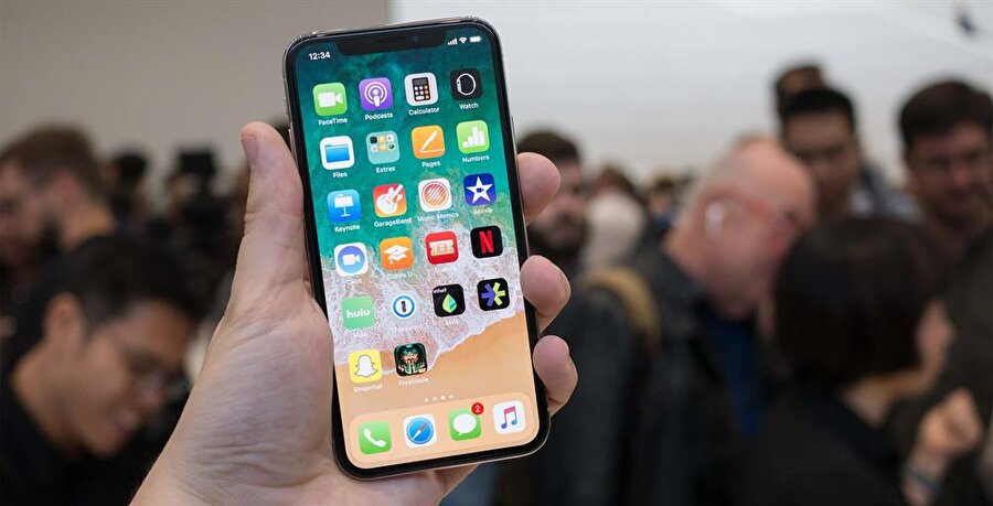 iPhone X Türkiye fiyatı belli oldu

                                    Apple, iPhone X Türkiye fiyatını açıkladı. Şu anda şirketin web sayfası üzerinden telefonun detaylı fiyat bilgilerine erişilebiliyor. Gümüş ve uzay grisi olmak üzere iki farklı renk seçeneğine sahip olan yeni iPhone'un fiyatları elbette kapasiteye bağlı olarak değişiyor. iPhone X’in 64 GB’lık modeli 6099 TL, 256 GB’lık modeli ise iPhone X’in ise 6899 TL olarak duyuruldu. 
                                