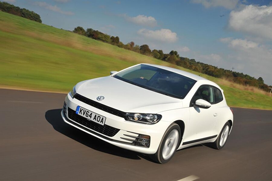 Volkswagen, Scirocco'nun üretimini durdurduğunu açıkladı

                                    Emisyon skandalının ardından sıkıntılı zamanlar geçiren Volkswagen, Scirocco modelinden beklediği satış rakamlarını bir türlü alamadı. Mayıs aylarının başlarında bu modelle beraber Beetle’ın da üretimine son verileceği iddiası ortaya atılmıştı. Hatta iddialara daha fazla dayanamayan Volkswagen marka sorumlularından Arno Antliz konuyla alakalı şu açıklamayı yapmıştı: 

  
“Scirocco da Beetle da sınıfında kendilerine özgü karakterleri bulunan birbirinden değerli modeller. Lakin bazen araçların böyle bir karaktere sahip olması onların sonsuza kadar satışa sunulacağı anlamına gelmeyebiliyor.‘’ 

  
Aradan 5 ay gibi oldukça kısa bir süre geçtikten sonra şimdi Scirocco’nun üretiminin durduğu açıklandı.
                                