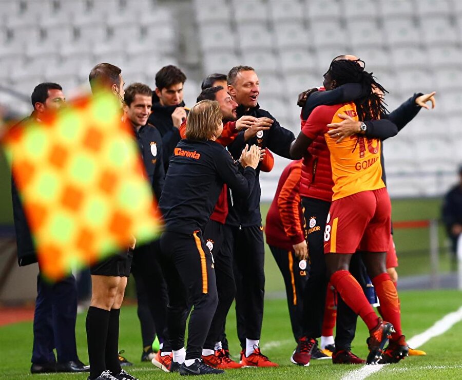 Galatasaray'ı Gomis sırtladı