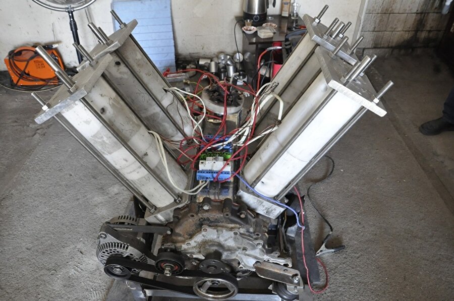 4 arkadaş kendi elektriğini üreten motor icat ettiler

                                    
                                    
                                    Hatay’da 4 kişi, atölyelerinde hiçbir yakıt kullanmadan çalışan, kendi kullanacağı elektriği kendisi üreten motor yaptı.
                                
                                
                                