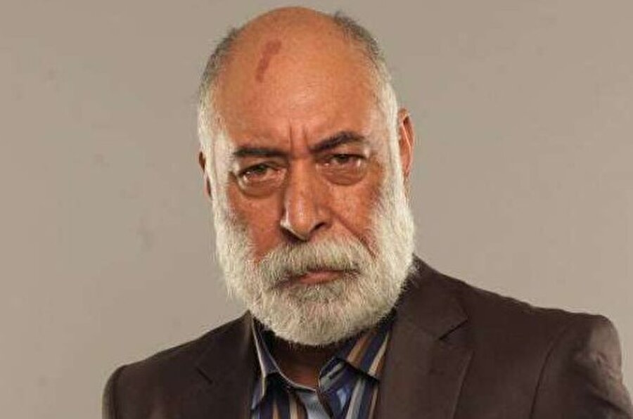 "İşim olsun diye dua ettim" 
Gece yarısı türbede görüntülenen usta oyuncu, "Yeni bir dizi başlayacak ama daha sözleşme imzalamadık. İşim olsun diye dua ettim" ifadelerinde bulundu.