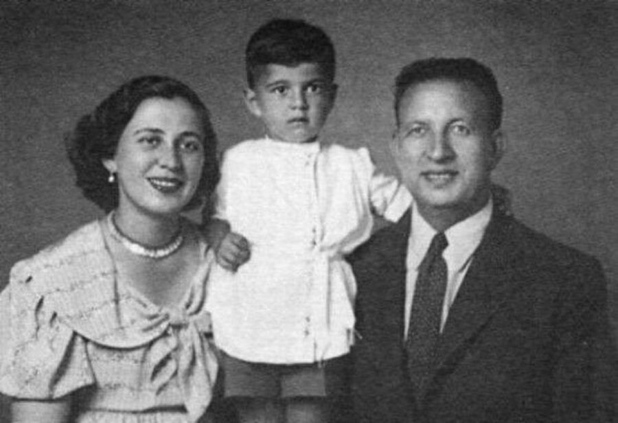 20 Temmuz 1938’de Antalya’da dünyaya gelen Deniz Baykal, 1959 yılında Ankara Hukuk Fakültesi’ni bitirdi.

                                    
                                    
                                    
                                    
                                    
                                    
                                
                                
                                
                                
                                
                                