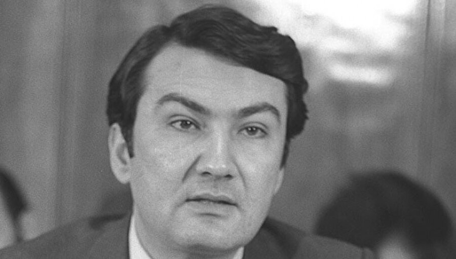 1968 yılında Doçent ünvanıyla CHP’de siyasi hayatına başldı ve 1973 yılında ilk kez milletvekili olarak meclise girdi.

                                    
                                    
                                    
                                    
                                    
                                    
                                
                                
                                
                                
                                
                                