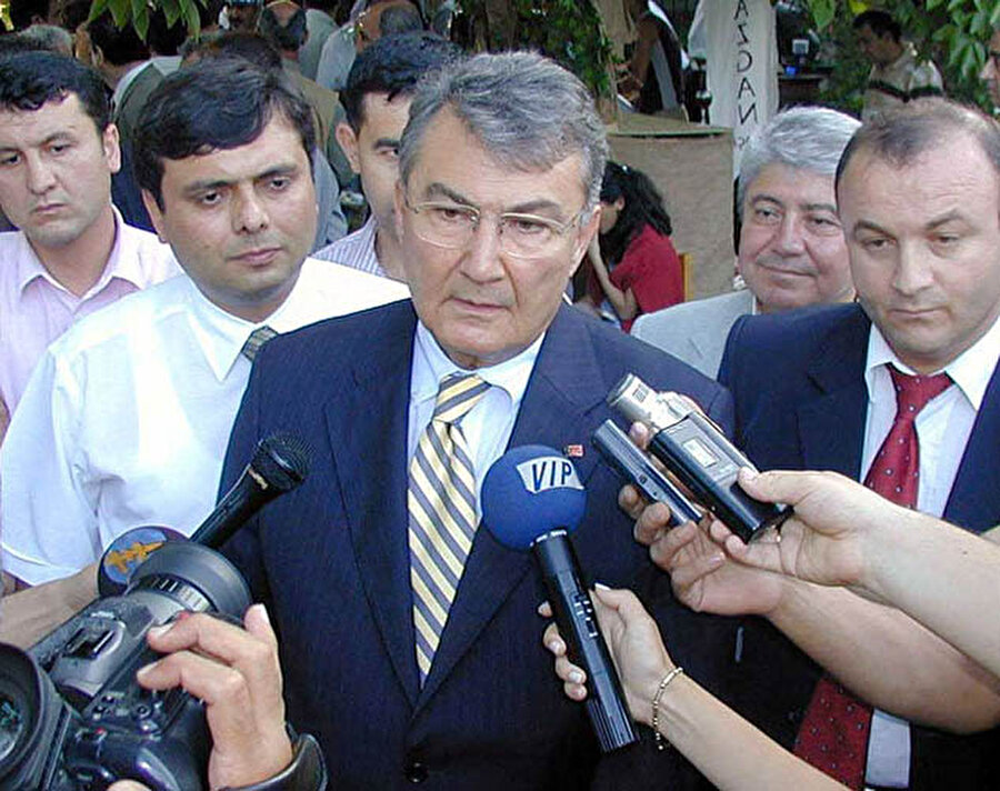 SHP’den istifa ettikten iki yıl sonra 1992 yılında CHP Genel Başkanı oldu ve CHP’deki kariyeri yeniden başladı.

                                    
                                    
                                    
                                    
                                    
                                    
                                
                                
                                
                                
                                
                                