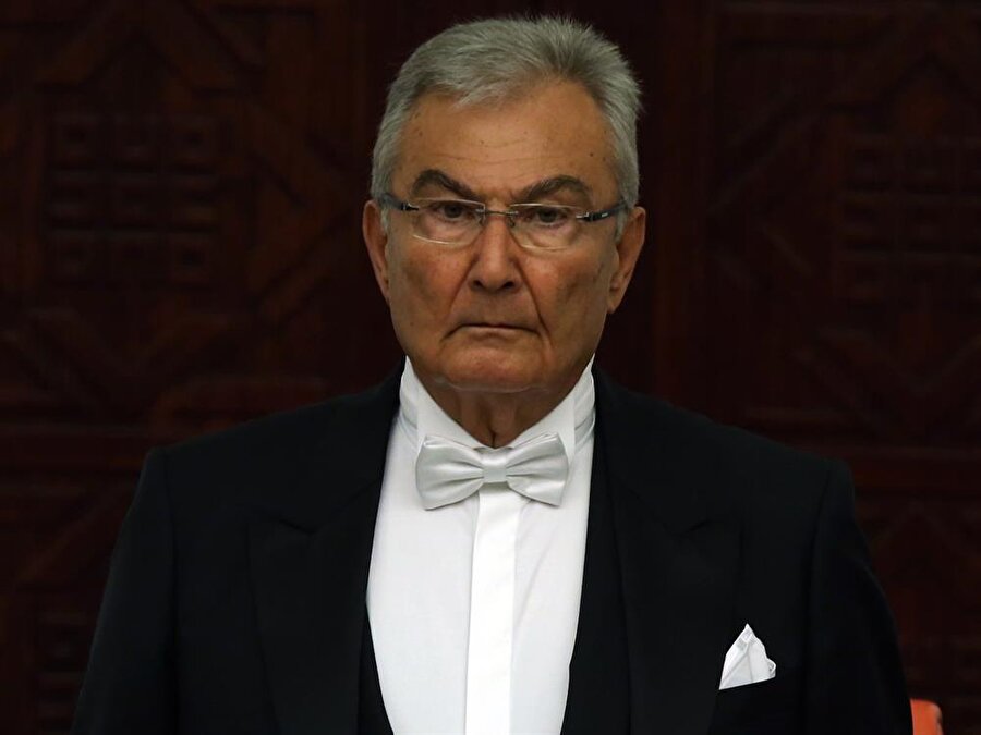 9 dönem milletvekili olan Baykal, tek başına hükümetin kurulamadığı 7 Haziran 2015 seçimlerinden sonra TBMM’nin en yaşlı milletvekili olduğu için Meclis'i açtı.

                                    
                                    
                                    
                                    
                                    
                                    
                                
                                
                                
                                
                                
                                