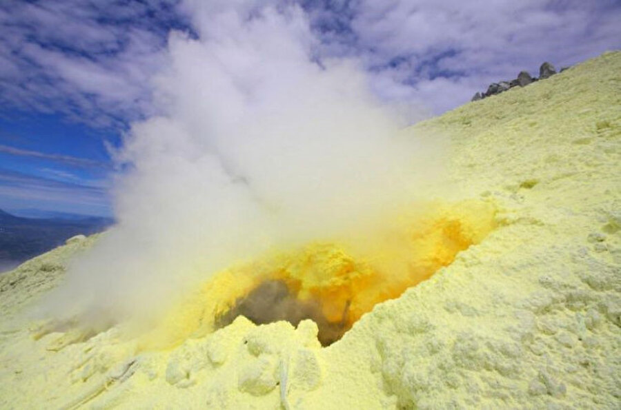 Sinabung Volkanı/ Endonezya
Bu aktif yanardağın bulunduğu çevrede çeşitli patlamalar meydana gelir. Her bir patlama çevresindeki köyleri de lav ve kül ile tamamen kaplar.