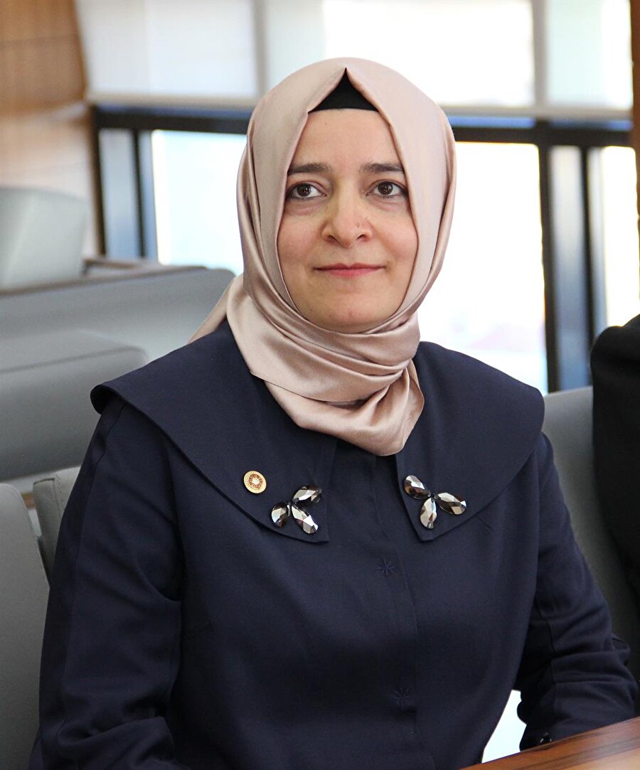 Emniyetten ByLock iddialarına ilişkin açıklama
Aile
ve Sosyal Politikalar Bakanı Fatma Betül Sayan Kaya’nın eşi İlyas Kaya’nın
ByLock kullanıcısı olduğuna dair görsel, yazılı ve sosyal medyada yapılan haber
ve paylaşımlar tartışma konusu olmuş. Bazı medya organlarının gündeme taşıyarak
algı oluşturmaya çalıştığı iddialar üzerine Emniye Genel Müdürlüğü şöyle bir
açıklama yaptı:
“Ankara
Cumhuriyet Başsavcılığınca Genel Müdürlüğümüze intikal ettirilen ve Genel
Müdürlüğümüz tarafından da 81 İl Emniyet Müdürlüğümüze gönderilen Bylock
listelerinde Sayın Bakan'ın eşi ile alakalı herhangi bir veri bulunmamaktadır.”