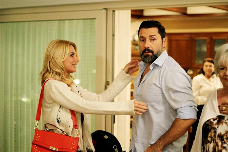 Orhan Kılıç Diriliş Ertuğrul kadrosuna katıldı
Türkiye’de
bir süredir dizilerde rol almayan ve ZDF’den gelen film teklifi üzerine bir yıl
önce eşi ve oğluyla doğup büyüdüğü Berlin'e yerleşen oyuncu Orhan Kılıç,
ekranlara döndü. Kılıç, ekranın en yüksek reytingli dizisi ‘Diriliş Ertuğrul’un
kadrosuna katıldı.