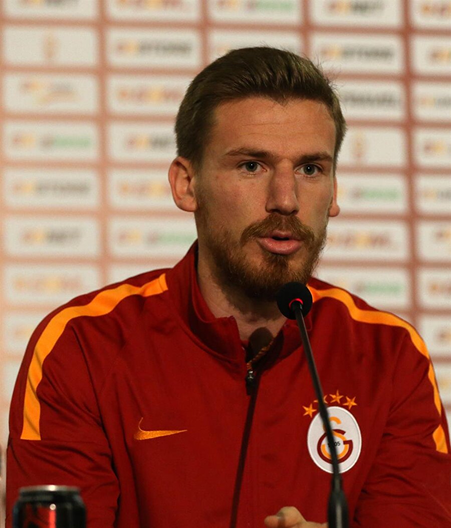 Serdar Aziz'den Konya'daki taraftar için büyük jest
Konya'da
holiganlar tarafından darp edilen Galatasaraylı taraftar Hakan Karaoğlu'na
Serdar Aziz'den müjde geldi. Galatasaray'ın başarılı stoperi Hakan Karaoğlu'nun
tüm eğitim masraflarını karşılayacağını açıkladı.