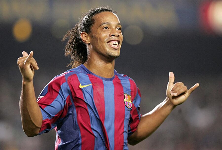 Ronaldinho gelmiş geçmiş en iyi futbolcuyu açıkladı

                                    Barcelona
ve Brezilya Milli Takımı'nın efsane futbolcusu Ronaldinho ülkesinde yayın yapan
TV 3 kanalına röportaj verdi. Dünyanın en iyi futbolcusunun kim olduğuna
yönelik gelen bir soru üzerine Ronaldinho şöyle söyledi: 


"Kimileri
tüm zamanların en iyi futbolcusu Pele der, kimileri Romario, hatta Ronaldinho.
Messi'nin kariyerindeki tüm ilerlemeleri takip eden biri olarak çok mutluyum.
Bir gün kariyeri bittiğinde herkes, "Lionel Messi, gelmiş geçmiş en iyi
futbolcuydu." diyecek!"
                                