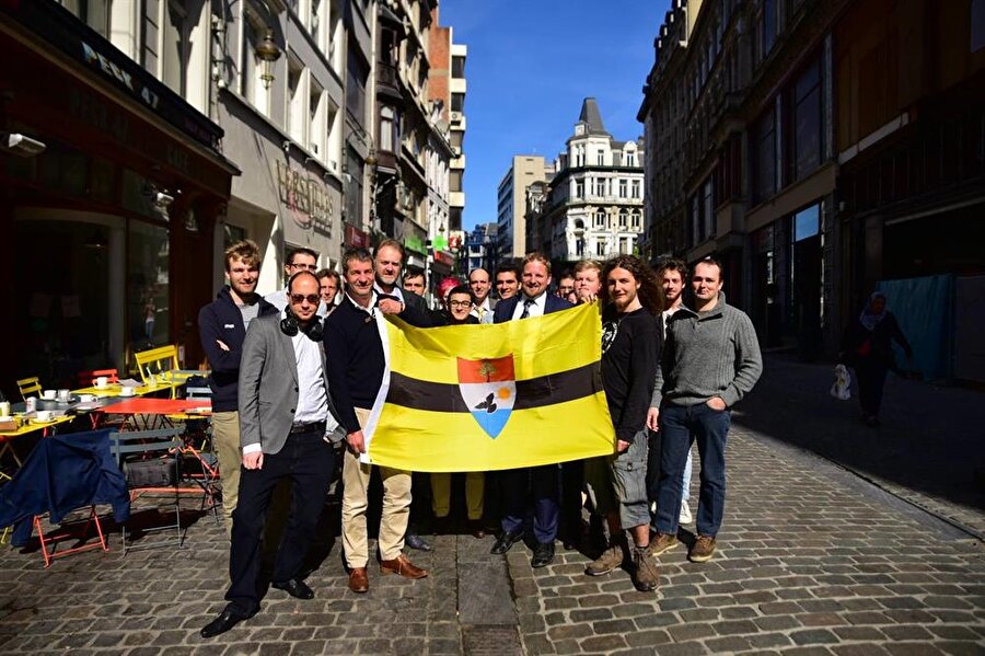 Eksik olan şey ise Liberland halkıydı. 500 bine yakın vatandaşlık başvurusu aldı.

                                    
                                