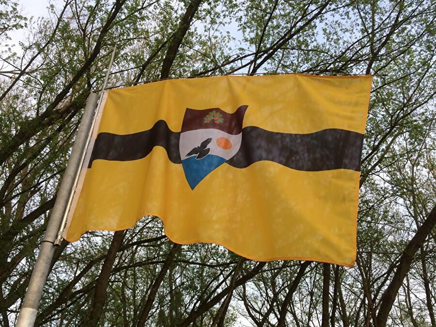 Liberland’ın bayrağını ve devlet arması hazırlandı.

