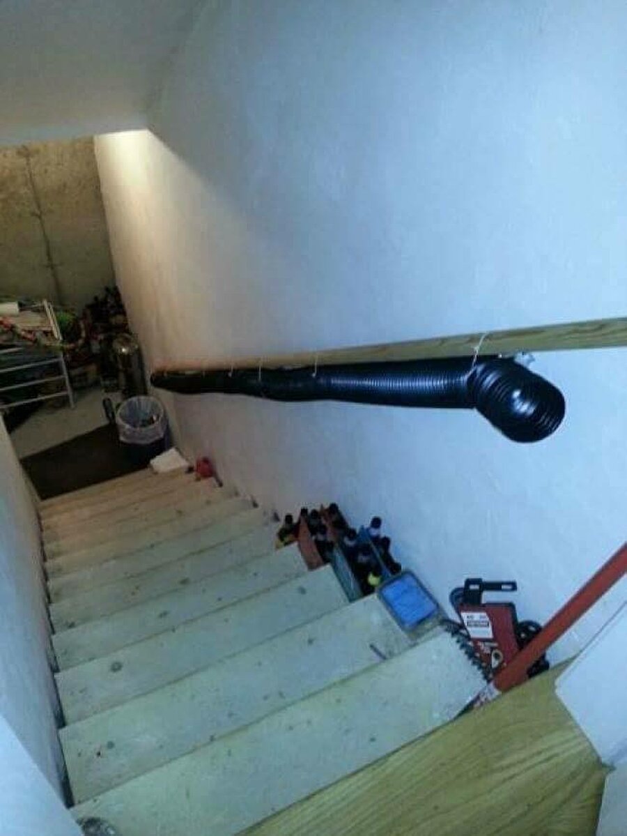 Bir çöp için alt kata kim inecek
Çöp atma ihtiyacını karşılamak için merdivenin sonundaki çöp kovasını kullanmak mı, yoksa çöpe ulaşmanın başka bir yolunu bulmak mı, işte bütün mesele bu.