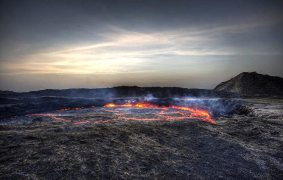 Erta Ale volkanı/ Etiyopya
Oldukça tehlikeli olan bu yanardağ, oluşturduğu küçük depremler ile küçük yarıkların açılmasına sebep olur. İçindeki lav oranı ise değişiklik gösterir.