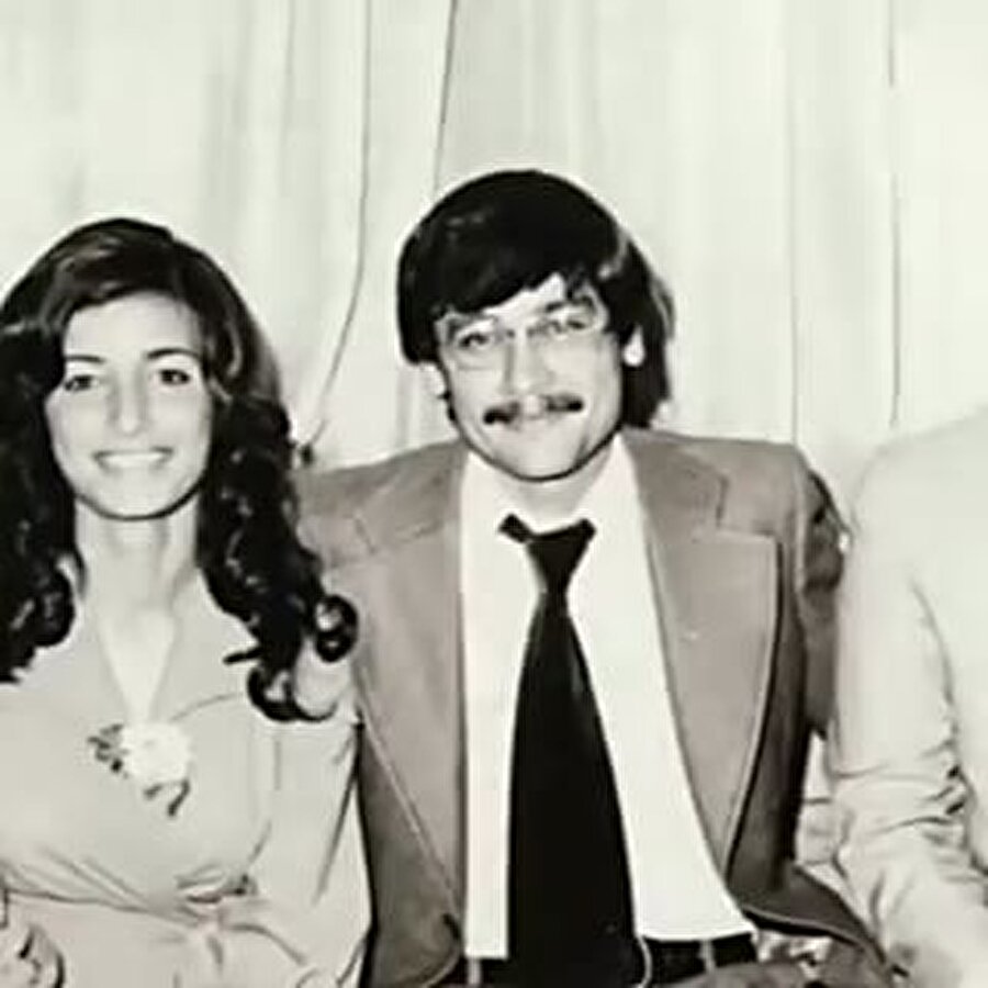 Aile hayatı

                                    
                                    
                                    
                                    
                                    
                                    1975 yılında eşi Nevin hanım ile hayatını birleştiren Melih Gökçek 1976 yılında ilk oğlu Ahmet Gökçek'i ve 1983 yılında ikinci oğlu Osman Gökçek'i kucağına aldı.
                                
                                
                                
                                
                                
                                