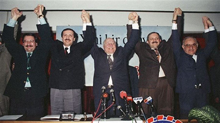 Milletvekilliği dönemi

                                    
                                    
                                    
                                    
                                    
                                    
                                    20 Ekim 1991 genel seçimlerinde Refah Partisi Ankara milletvekili olarak meclise girdi. Milletvekilliği 2 yıl 3 ay süren Gökçek, milletvekilliği devam ederken, 1994 yılı Ankara Büyükşehir Belediye Başkanlığına Refah Partisi'nden aday oldu.
                                
                                
                                
                                
                                
                                
                                