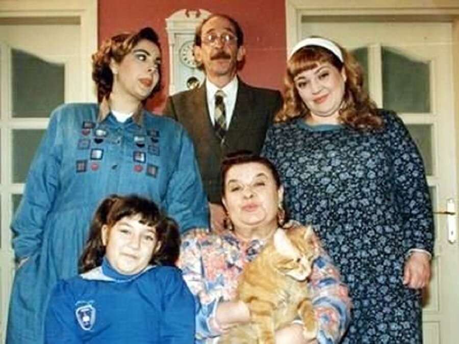 1. Baskül Ailesi
Fidan, Gürbüz gibi ironik isimleriyle dikkat çeken bu ailemiz; yemek yemeye düşkün annemiz ve kızları ile, kendine oldukça dikkat eden babamız Gürbüz'ün komik aile ilişkilerini aktarırdı. Bir nesil ironi ne demek bu diziden öğrenmişti.