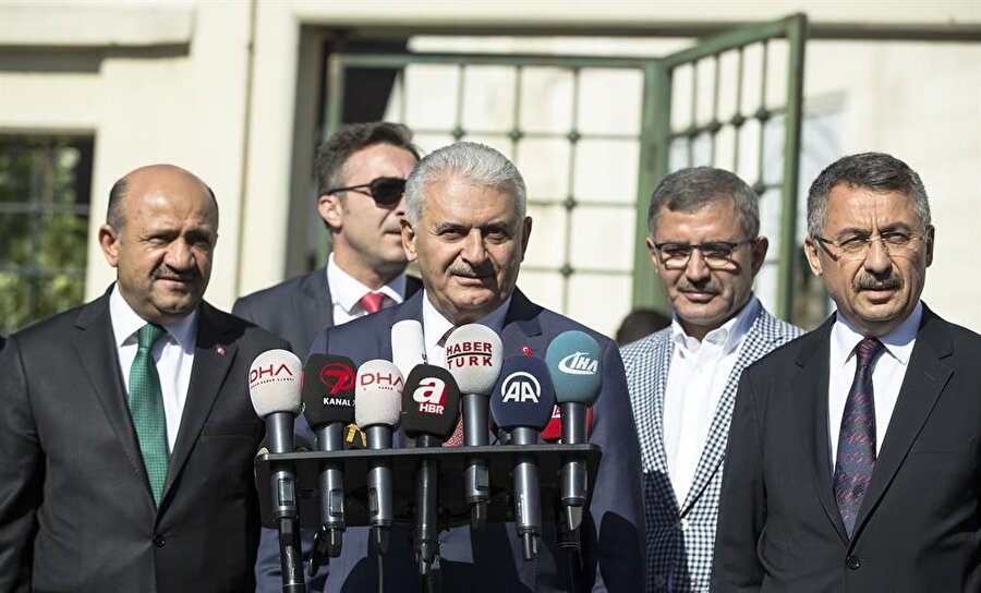 Başbakan Binali Yıldırım, istifası istenen belediye başkanlarıyla ilişkin Cuma namazı çıkışı gazetecilere açıklamalarda bulundu.
