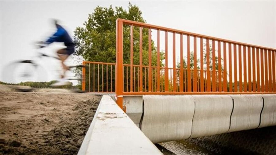 3D yazıcıyla yapılan dünyanın ilk köprüsü. 