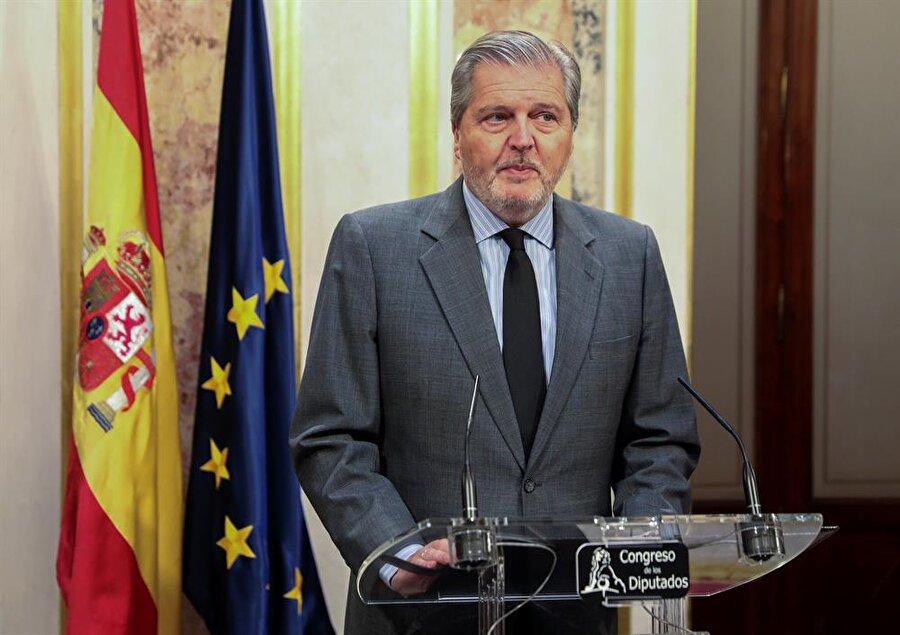 İspanya, Katalonya özerk yönetimi hükümetini feshetti
İspanyol hükümeti, Katalonya özerk yönetimi hükümetini fesh ederek, en fazla 6 ay içerisinde erken yerel seçime gidilmesi kararını aldı ve bu kararı oylanması için senatoya gönderdi.