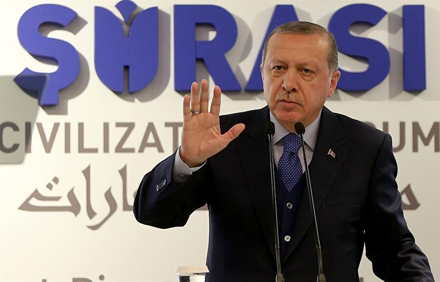 "Kusura bakmasınlar ben bu ülkeye medeni demem"
Cumhurbaşkanı ve AK Parti Genel Başkanı Recep Tayyip Erdoğan, Uluslararası Medeniyet Şurası'nda konuştu. Erdoğan ABD Başkanı Trump'a yüklenerek: "Benim 13 korumam daha Amerika'da tanımadan, görmeden gıyaplarında gözaltına alma kararı çıkıyorsa kusura bakmasınlar ben bu ülkeye medeni demem." dedi.