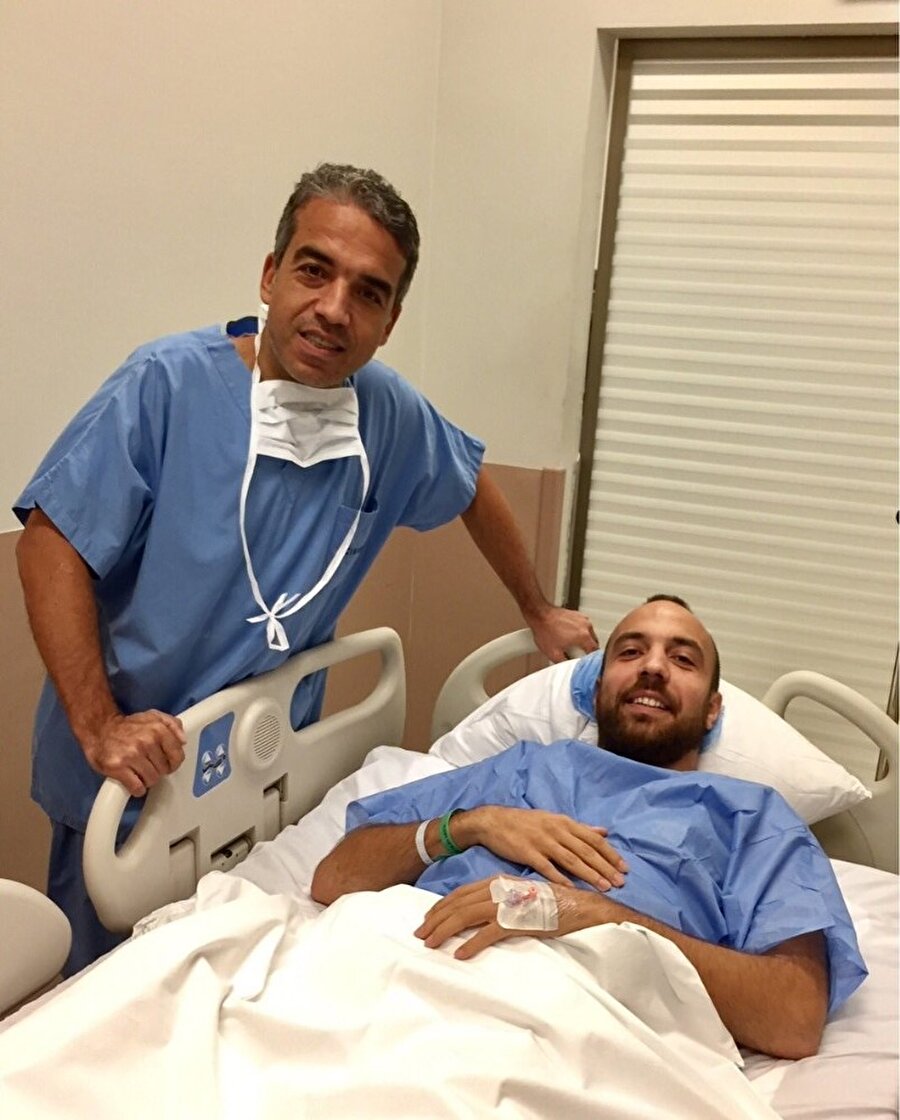 Sercan Yıldırım ameliyat oldu
Bursaspor’da geçen hafta antrenmanda sakatlık geçiren ve sahadan sedye ile ayrılan Sercan Yıldırım, sağ diz ön çapraz bağ kopuğu, meniskus yırtığı ve kıkırdak hasarı tanısıyla ameliyat edildi.