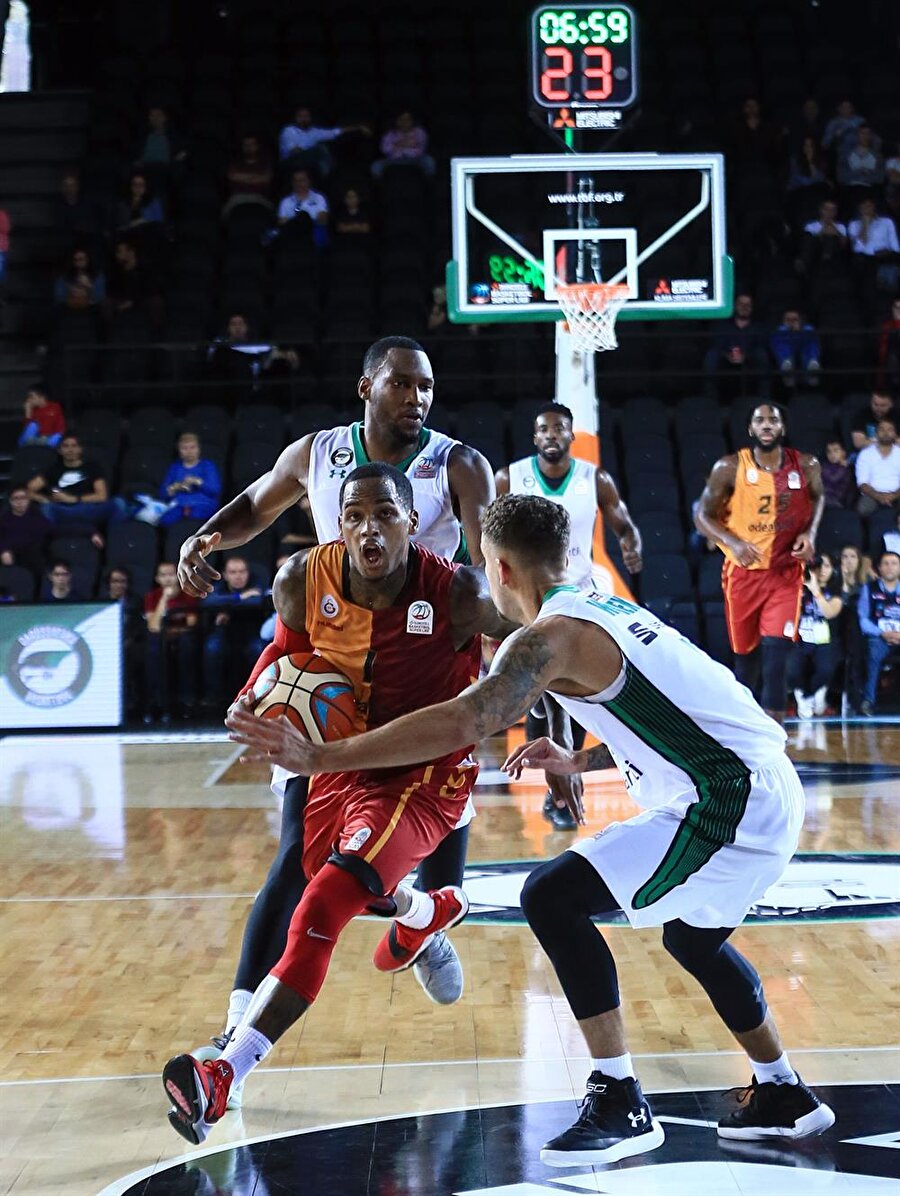 Galatasaray Odeabank Pınar Karşıyaka karşısında
Tahincioğlu Basketbol Süper Ligi'nin 3. haftasında Muratbey Uşak-Darüşşafaka, Pınar Karşıyaka-Galatasaray Odeabank, TOFAŞ-Beşiktaş Sompo Japan ve Demir İnşaat Büyükçekmece-Banvit maçları oynanacak.
Mustafa Kemal Atatürk Karşıyaka Spor Salonu’ndaki mücadele saat 15:15’te oynanacak ve beIN Sports3’ten naklen yayınlanacak.