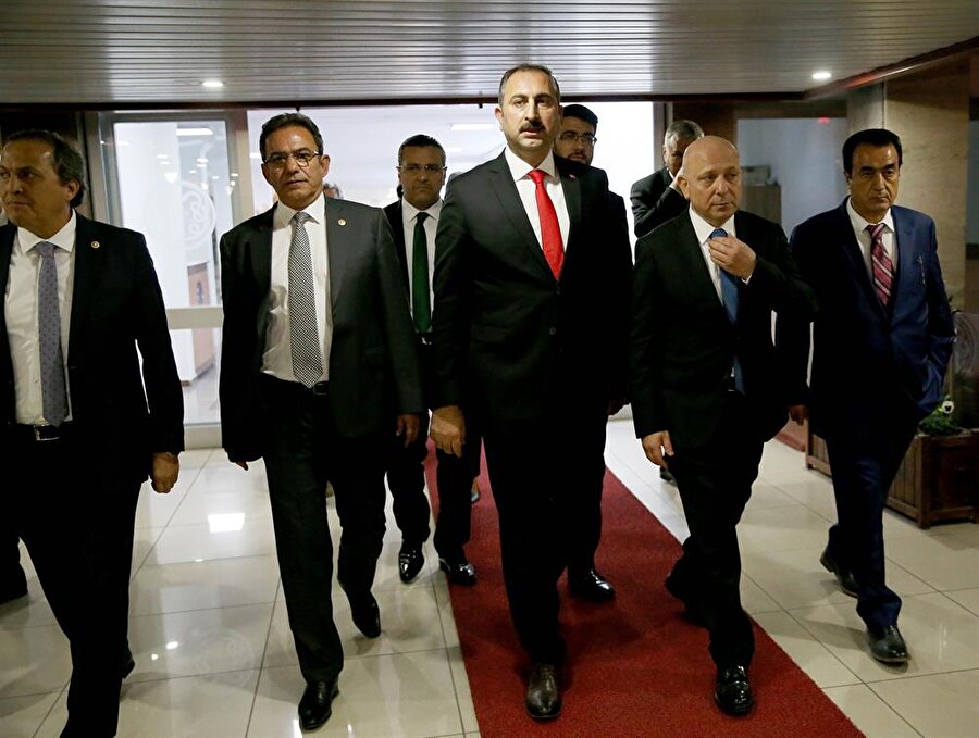 Tek başlıkta bakanların programı
Bakanların gün içerisindeki programları şöyle:- Adalet
Bakanı Abdulhamit Gül, uğradığı silahlı saldırının ardından Akdeniz
Üniversitesi Tıp Fakültesi Hastanesinde tedavi altına alınan Korkuteli Cumhuriyet
Savcısı Kadir Küçüköner'e ziyarette bulunacak.- Aile ve Sosyal Politikalar Bakanı Fatma Betül Sayan Kaya, Marmara
Üniversitesi Bağlarbaşı Kampüsü Raşit Küçük Konferans Salonu'nda düzenlenecek
"2023 Gençlik Vizyonu Şurası Programı"na katılacak. - Orman ve Su İşleri Bakanı Veysel Eroğlu, Çobanlar ilçesinde
düzenlenecek DSİ Tesisleri Toplu Temel Atma Merasimi ile "Okullar Hayat
Bulsun Projesi" kapsamında fidan dikim törenine ve AK Parti Afyonkarahisar
Merkez İlçe Kongresi'ne iştirak edecek.- Bilim, Sanayi ve Teknoloji Bakanı Faruk Özlü, 4. Kolejli iş
Dünyası Zirvesi'ne katılacak.- Gümrük ve Ticaret Bakanı Bülent Tüfenkci, Suena Beach Hotel
Side'de "TESKOMB Eğitim Semineri"ne ve İstanbul Ticaret
Üniversitesinde "4. Uluslararası Ticaret Kongresi"ne katılacak,
Beliss De Luxe Otel Belek'te Türkiye Sebzeciler, Meyveciler ve Seyyar
Pazarcılar Federasyonu yetkilileriyle istişare ve değerlendirme toplantısı
yapacak. -Kalkınma Bakanı Lütfi Elvan, Haymana'da düzenlenecek Mimar Sinan
Mühendisler Birliği 2017 Zirvesi'ne iştirak edecek. - Maliye Bakanı Naci Ağbal, AK Parti Aydıntepe İlçe Başkanlığı ile
Demirözü İlçe Başkanlığı kongrelerine katılacak, yeni hastane inşaatında
incelemelerde bulunacak, AK Parti İl Başkanlığını ziyaret edecek.