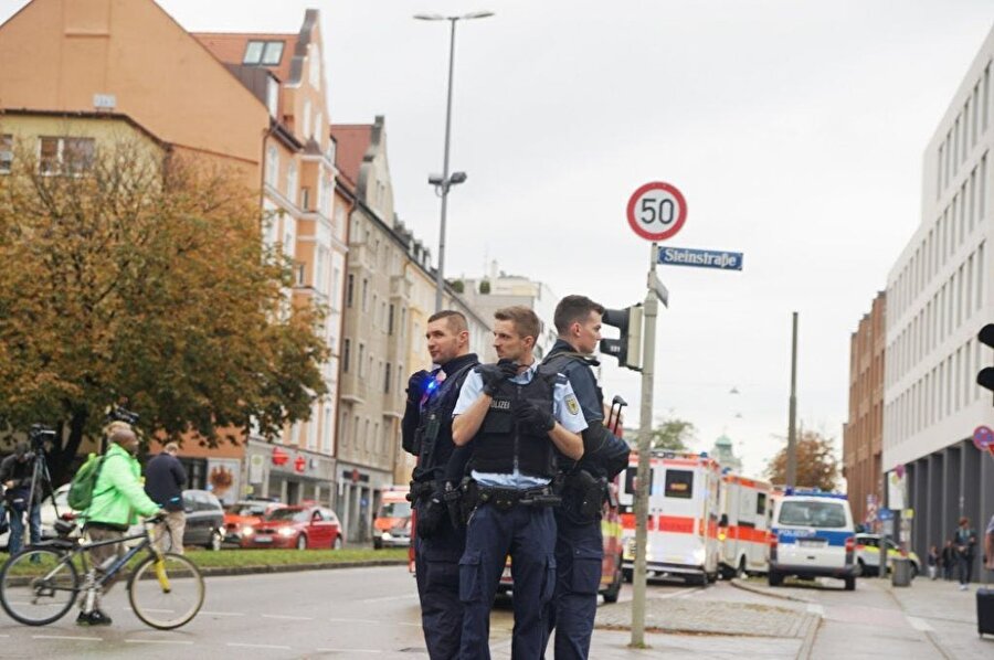 Münih polisi saldırganı arama çalışmalarına devam ediyor.