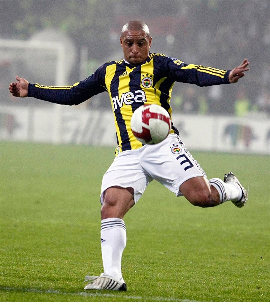 
                                    2010 yılının devre arasında Roberto Carlos, Fenerbahçe'ye veda etti. Ancak Brezilyalı futbolcu hiçbir zaman Türkiye ile olan bağlarının koparmadı. 
                                
