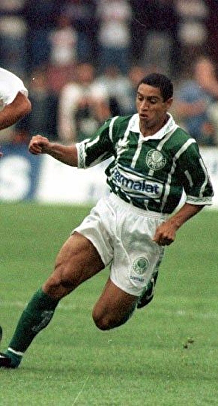 
                                    Tam adı Roberto Carlos da Silva Rocha olan efsane 10 Nisan 1973'te Sao Paulo'da dünyaya geldi.
                                