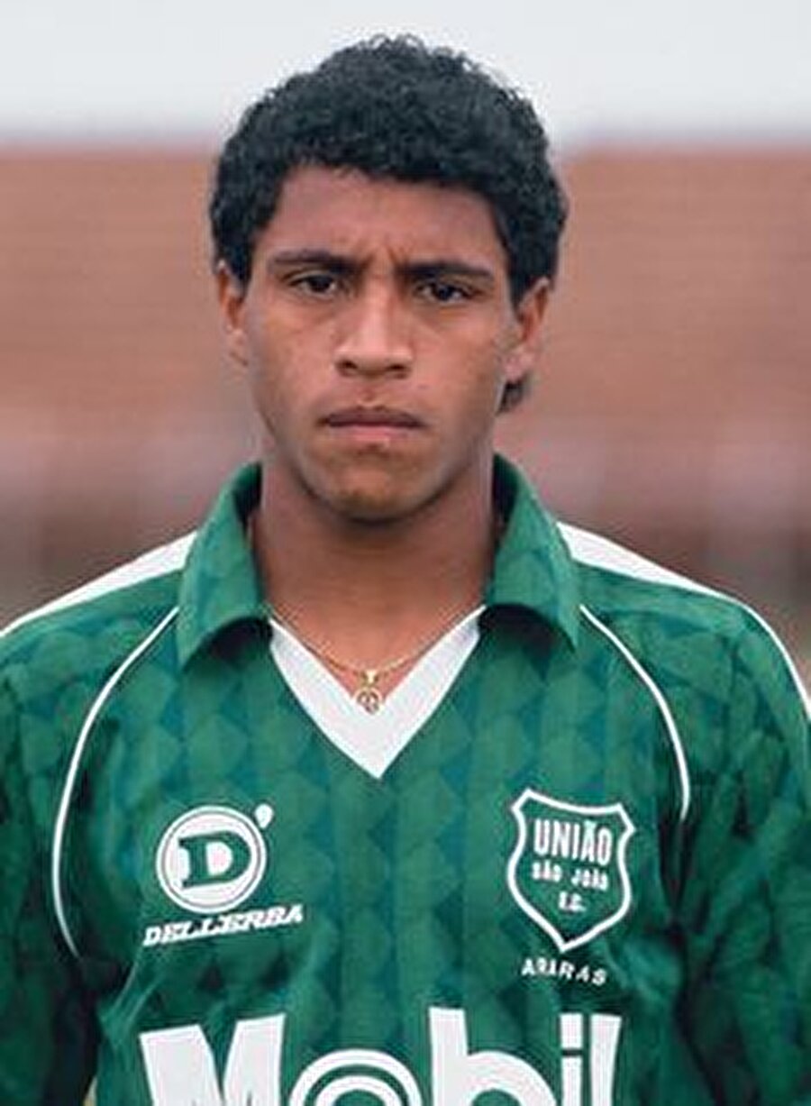 
                                    Brezilyalı çocuklar için ekmek, su neyse futbolda o'dur. Roberto Carlos da ilk adımlarını atar atmaz futbolla tanıştı. 
                                