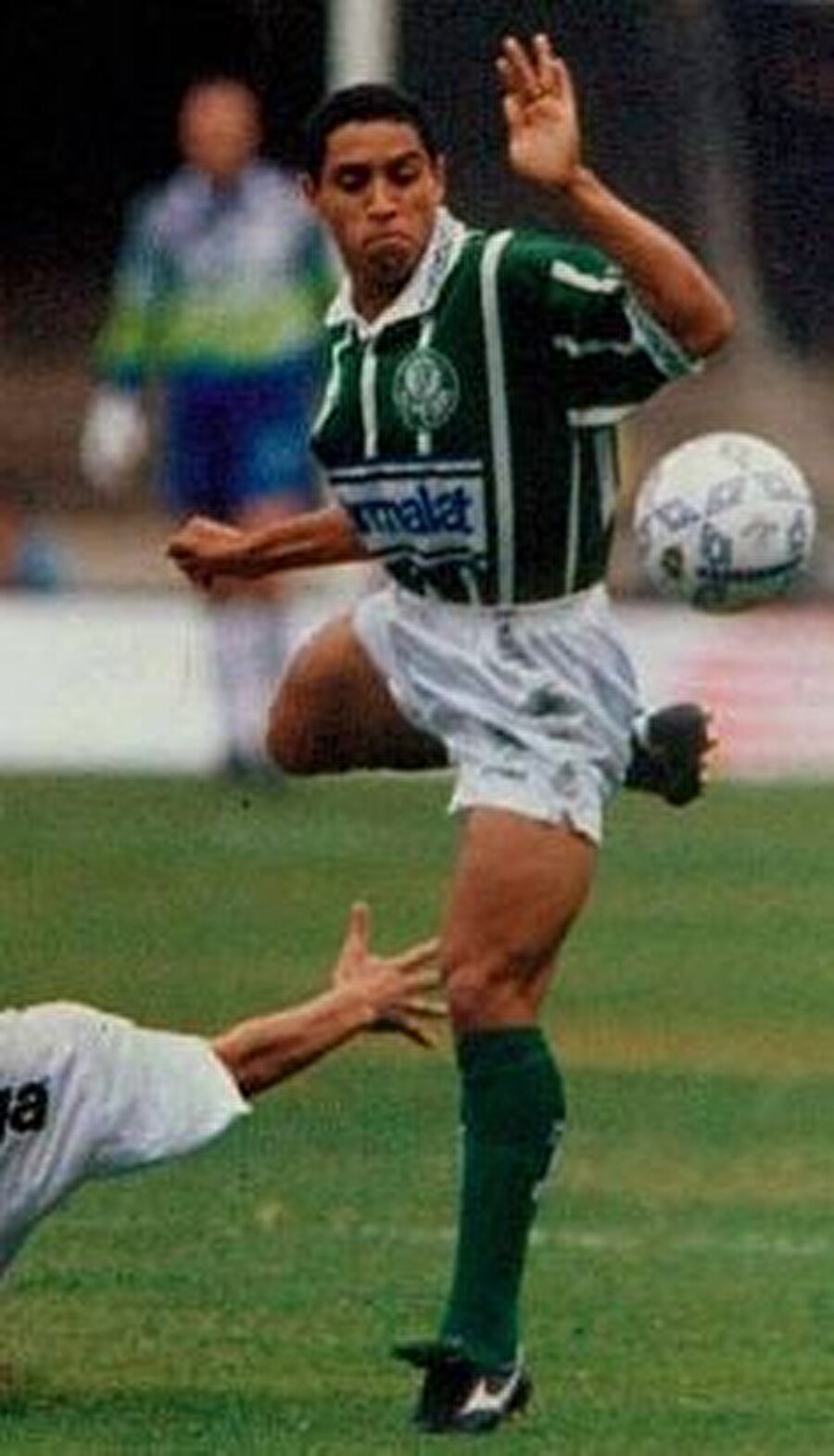 
                                    1991'de União São João kulübünde profesyonelliğe adım atan Carlos, 1993'te Palmeiras'a transfer oldu. 
                                