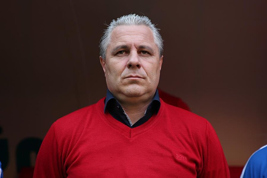 Kayserispor Teknik Direktörü Samudica hakemi öptü